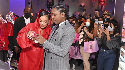 rihanna traduction|Shoppers line up for Rihanna's Savage X Fenty store opening in .
